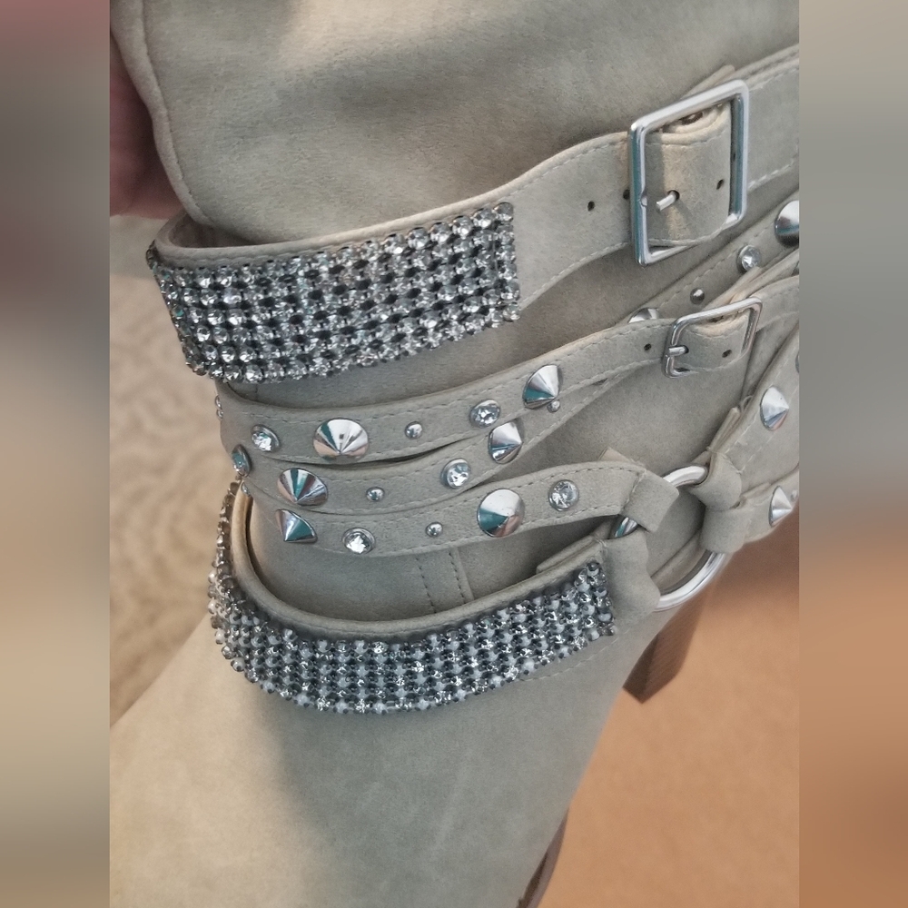 New!!! Women's Beige Knee-High Boots These Are Beautiful